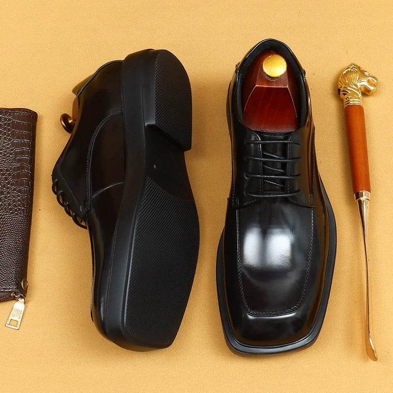 Chaussures en cuir de vachette de première couche pour hommes Chaussures en cuir brillant à gros orteil Chaussures à plateforme à bout carré pour hommes Chaussures brillantes en cuir verni britannique Chaussures Derby décontractées pour le travail23701 