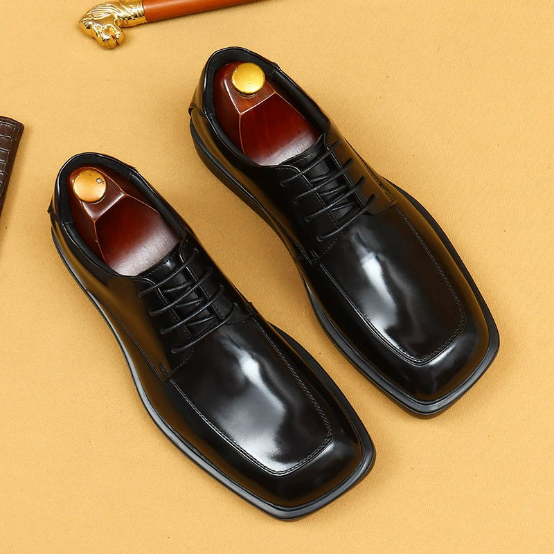 Chaussures en cuir de vachette de première couche pour hommes Chaussures en cuir brillant à gros orteil Chaussures à plateforme à bout carré pour hommes Chaussures brillantes en cuir verni britannique Chaussures Derby décontractées pour le travail23701 