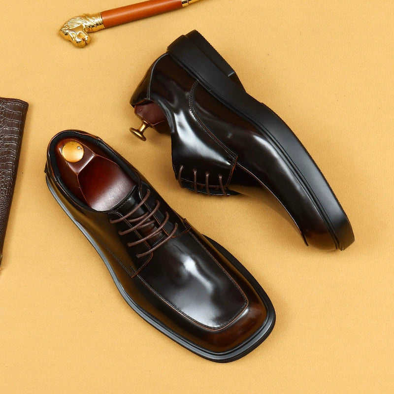 Chaussures en cuir de vachette de première couche pour hommes Chaussures en cuir brillant à gros orteil Chaussures à plateforme à bout carré pour hommes Chaussures brillantes en cuir verni britannique Chaussures Derby décontractées pour le travail23701 